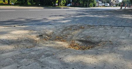 Woda podmyła chodnik w Lublinie. Po naszej interwencji zapadlisko zostało oznaczone przez drogowców