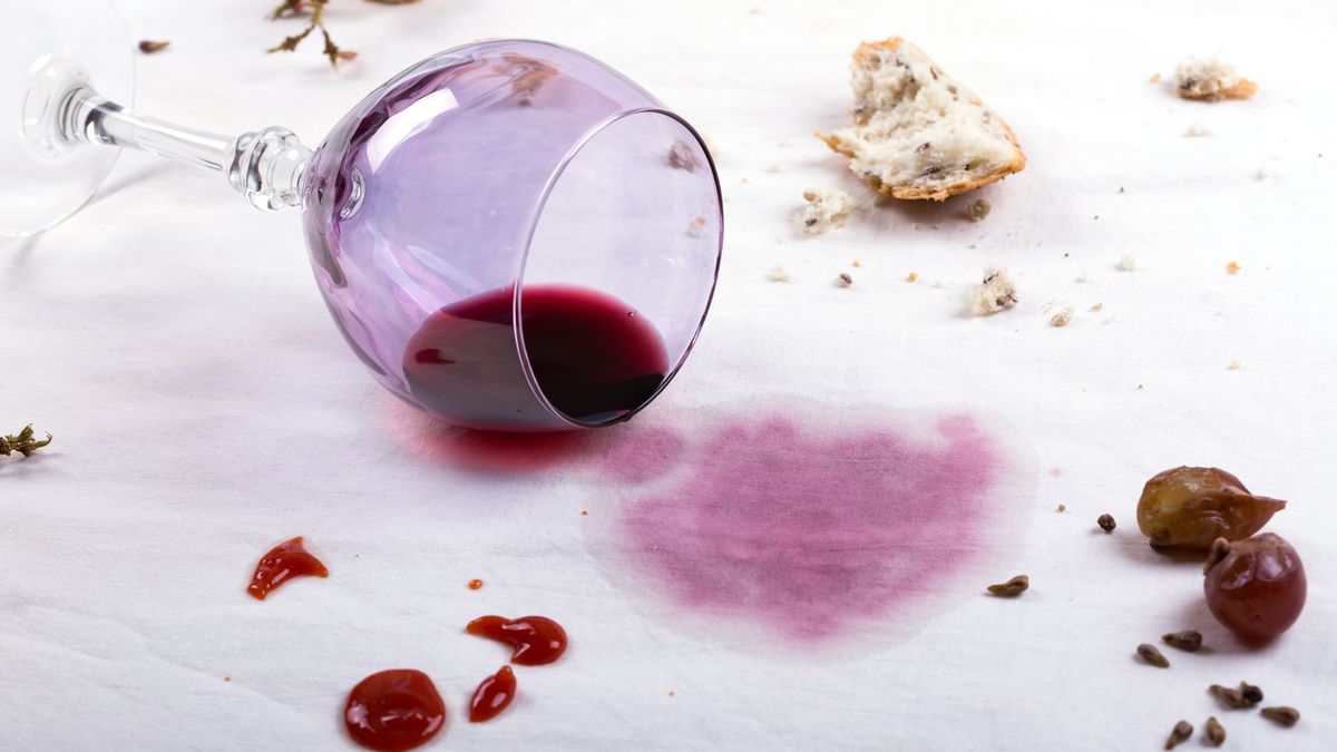 Jak usunąć plamę po winie?