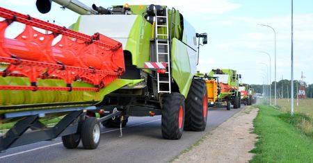 Kombajn z hederem na drodze. Znowu posypią się kary