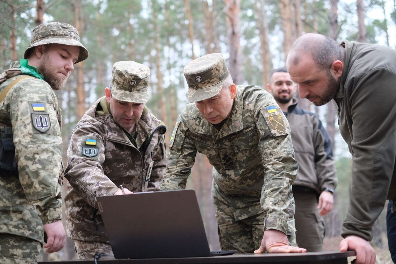 Wojna w Ukrainie. Głównodowodzący siłami obrony gen. Ołeksandr Syrski podczas odprawy oficerów