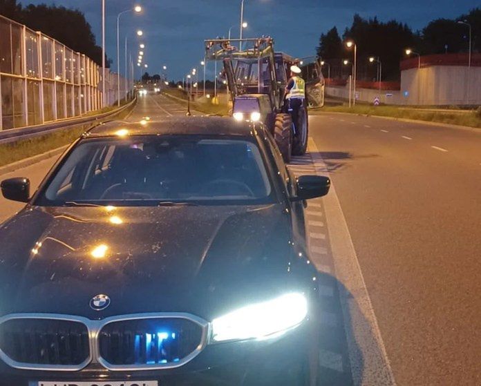 Lublin: O włos od tragedii. Ciągnik rolniczy próbował wjechać na ekspresówkę