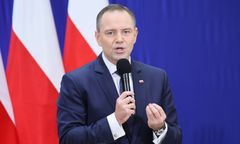 Merytoryka czy polityczna gra? Polacy ocenili weta Nawrockiego, jest sondaż