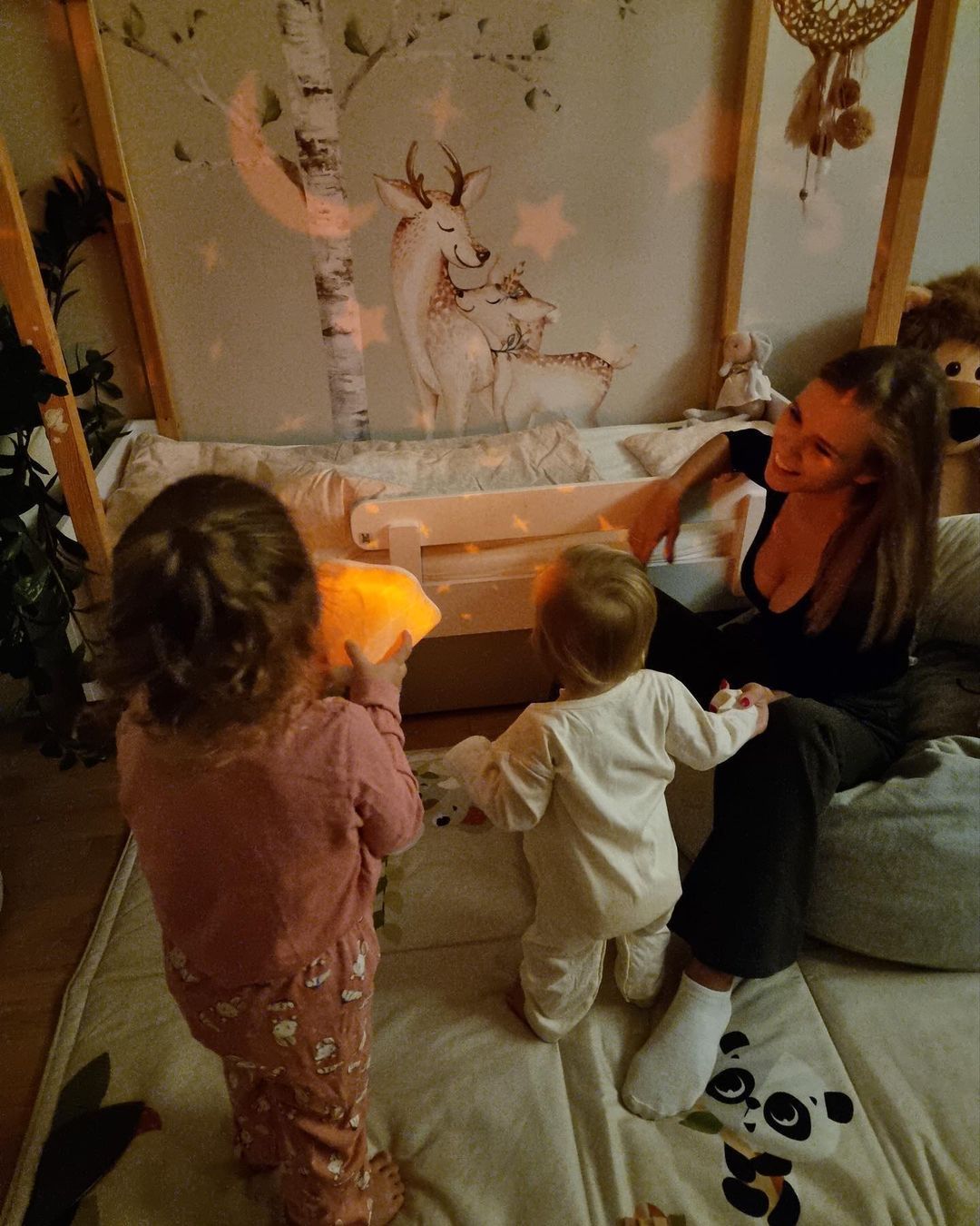 Agnieszka Kaczorowska z dziećmi