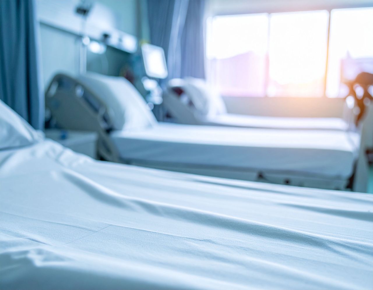 Łódź: Ewakuacja w szpitalu przy Pomorskiej. Zadymienie na dachu