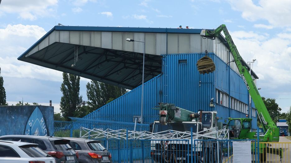 25.06.2025 r. Prace przy rozbiórce dachu Trybuny Głównej stadionu Ruchu Chorzów. Na klubowym parkingu pojawił się ciężki sprzęt. 