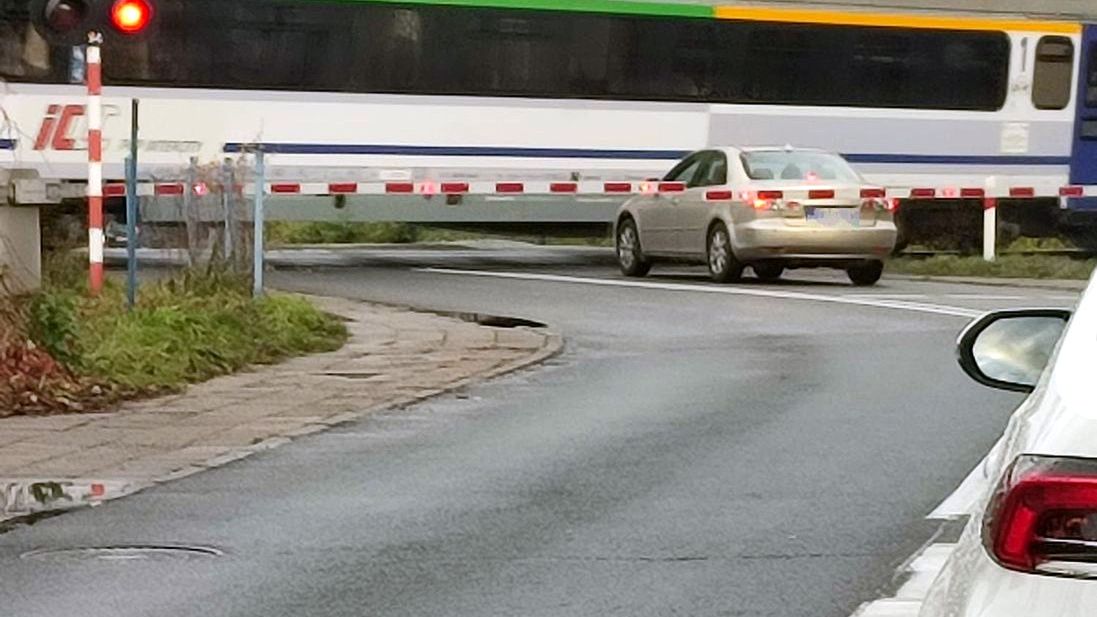 Ignorowanie przepisów na przejeździe może być śmiertelnie groźne