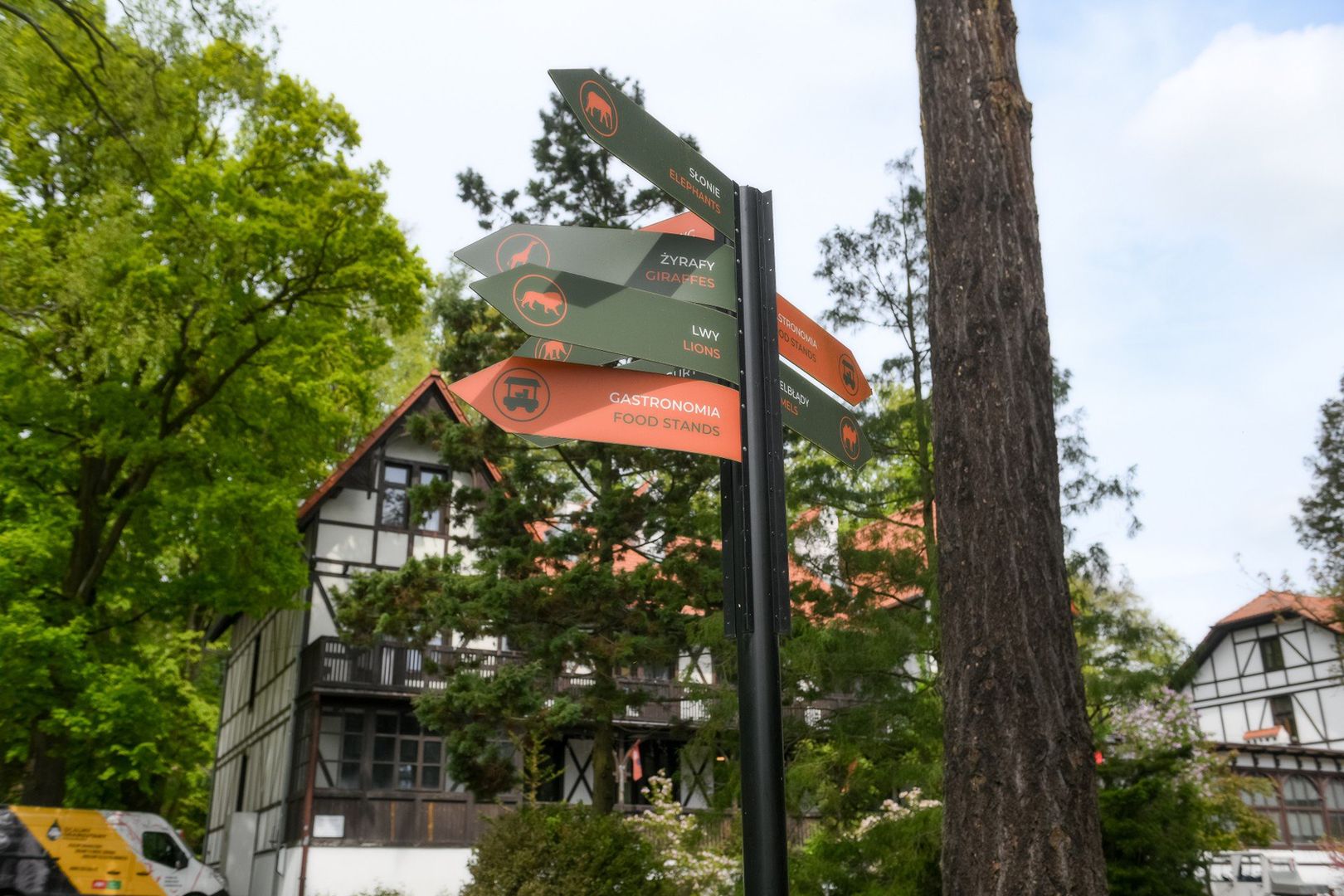 Na alejkach znajdziecie drogowskazy