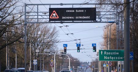 IMGW ostrzega mieszkańców Lubelszczyzny. We wtorek należy zachować ostrożność na drogach i chodnikach