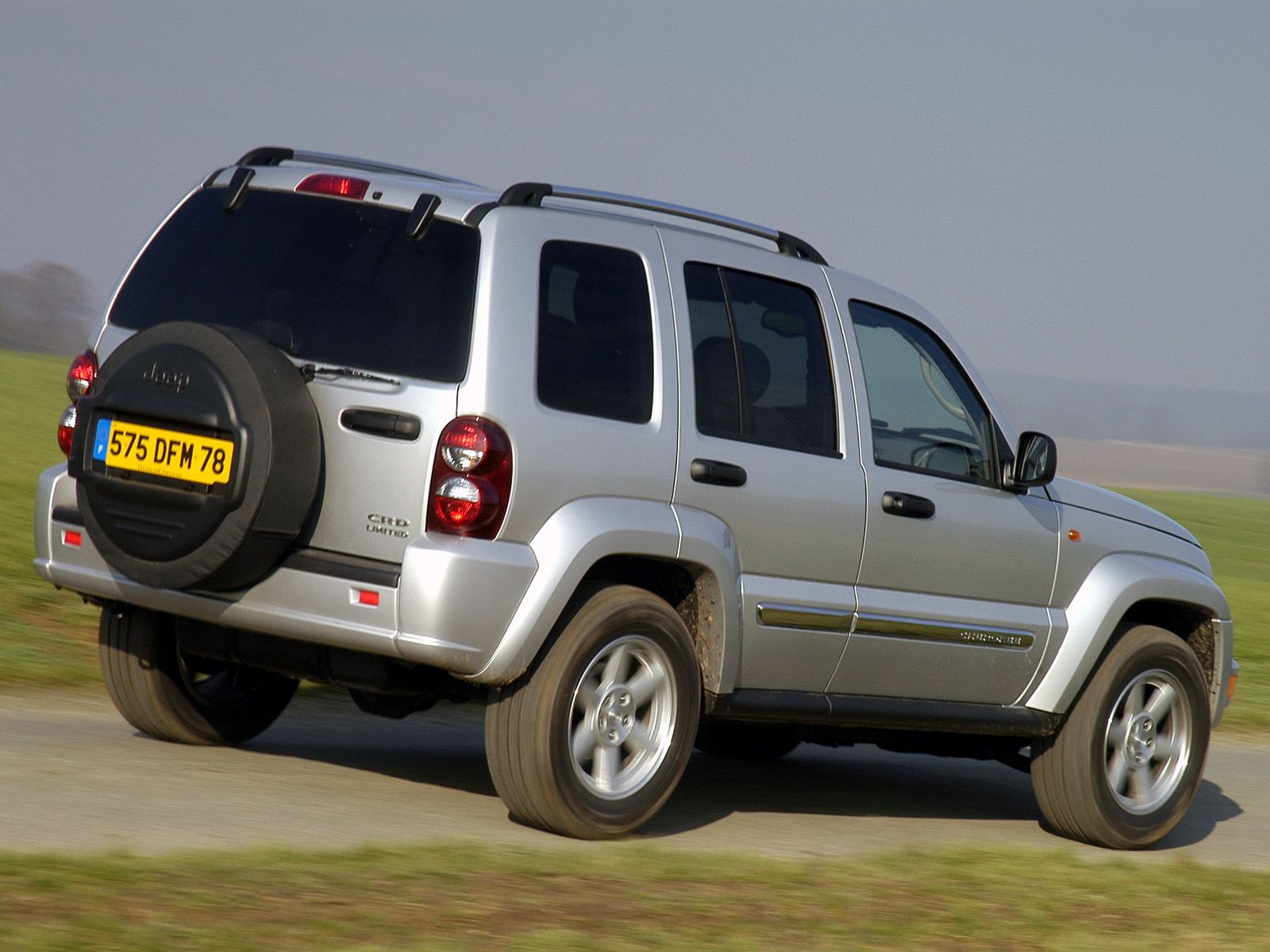 Jeep Cherokee to świetny przykład tego, że miejsce konstrukcyjnie przeznczone do umieszczania tablic, może w każdej chwili zniknąć w wyniku prostej modyfikacji.