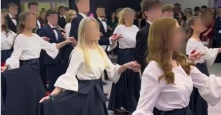 Ujęcia ze studniówki. Wszyscy patrzą na jedno