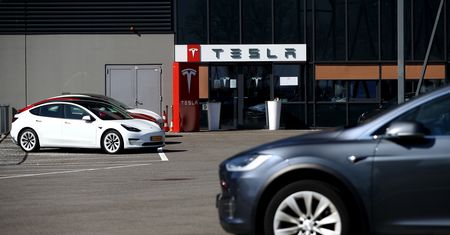 Samochody Tesla w końcu mogą jeździć w pełni autonomicznie, chociaż trzeba uważać