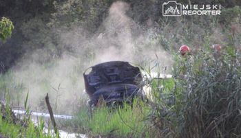 Auto 27-latka utknęło. Zaczął "piłować" silnik. Oto finał