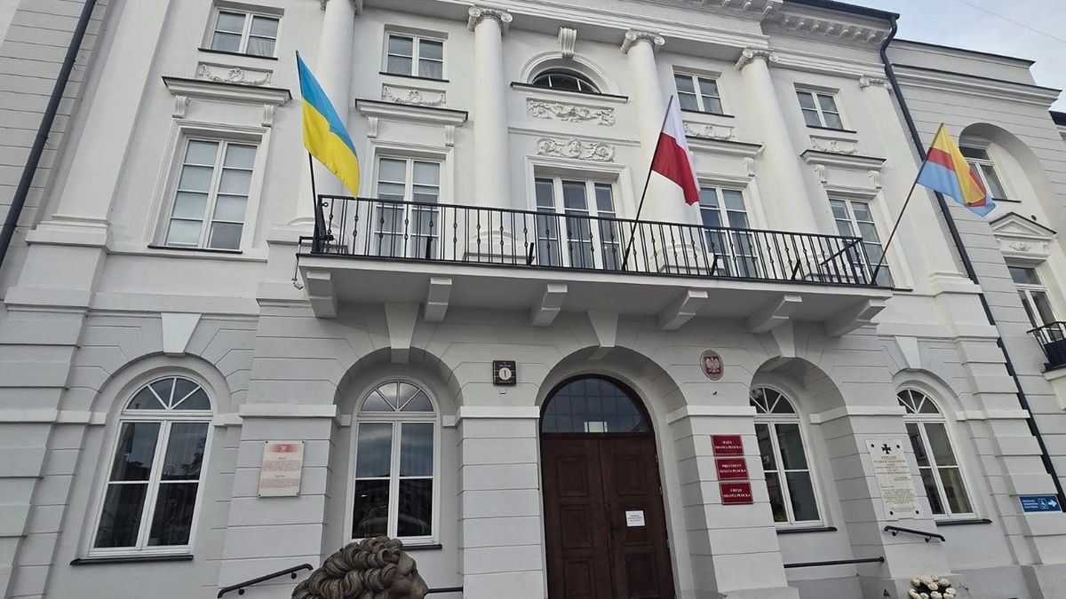 Flaga Ukrainy na płockim ratuszu 