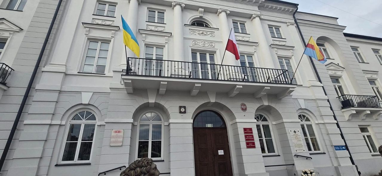 Flaga Ukrainy przed Urzędem Miasta Płocka. Interwencja poselska i reakcja prezydenta