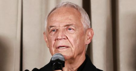 Marek Kondrat dziś jest szczęśliwy u boku młodszej o 38 lat żony. Mało kto pamięta, że z pierwszą żoną wziął ślub PRZED KAMERAMI TVP