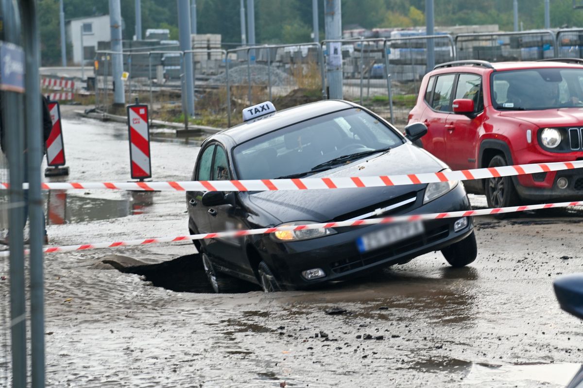 Szczecin. Pod autem zapadła się jezdnia w wyniku awarii wodociągowej