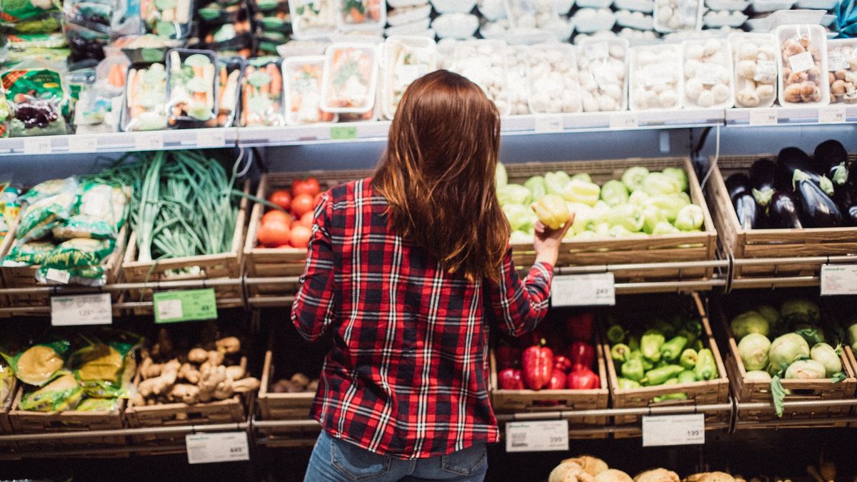 Flaga na półce zamiast samego napisu