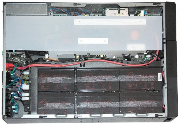 Eaton 9PX 3000 po zdjęciu górnej pokrywy