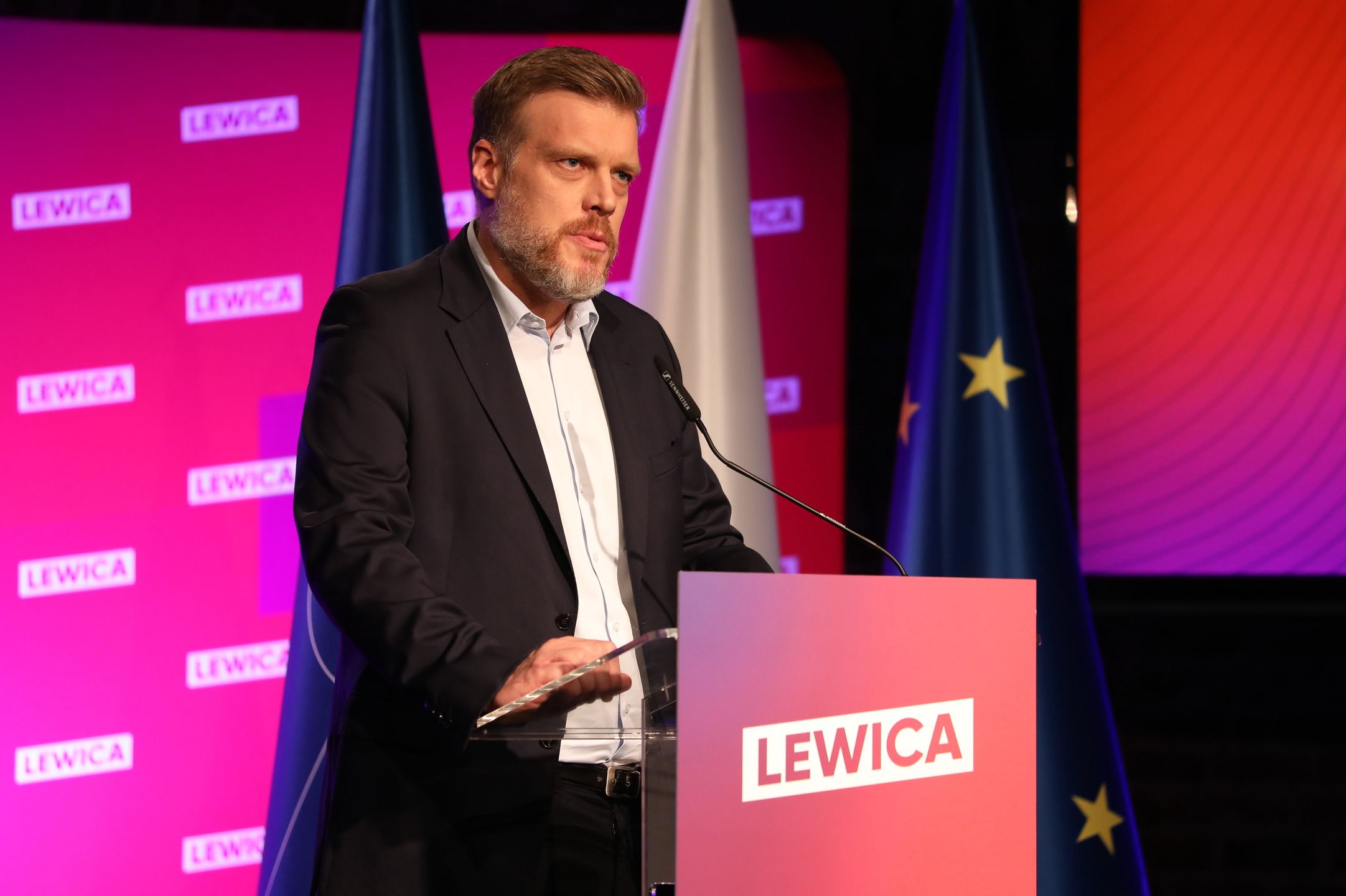 Skrócony tydzień pracy. Adrian Zandberg zapowiada, że jego formacja będzie próbować go wprowadzić aż do skutku