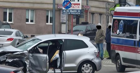 Zderzenie BMW i volkswagena na rondzie Mohyły. Ranna kobieta i dziecko | ZDJĘCIA