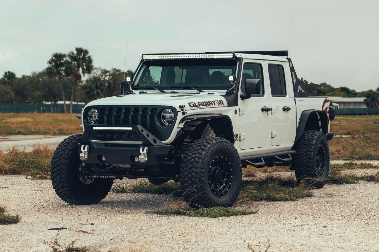 Jeep Gladiator Hellcat pod groźnie wyglądającym nadwoziem skrywa 707-konne V8