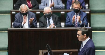Budżet 2022. "Kreatywna księgowość i dwa długi"