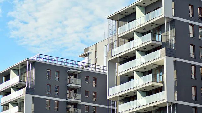 Wydaje się, że deweloperzy dość mocno zareagowali przecenami na początek „zamrożenia” gospodarki, a potem nieco zmienili swoją strategię.