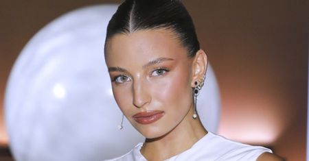 Julia Wieniawa pręży zgrabne ciało w białej bieliźnie. Internauci zachwyceni: "Anioł nie kobieta" (FOTO)