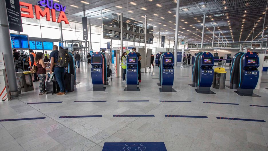 Koronawirus we Francji. Zatrzymania ws. handlu na lotnisku fałszywymi certyfikatami o teście na COVID-19