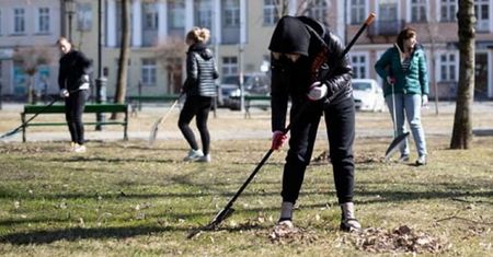 Uchodźcy z Ukrainy organizują subotniki. Akcje w kilkunastu miastach