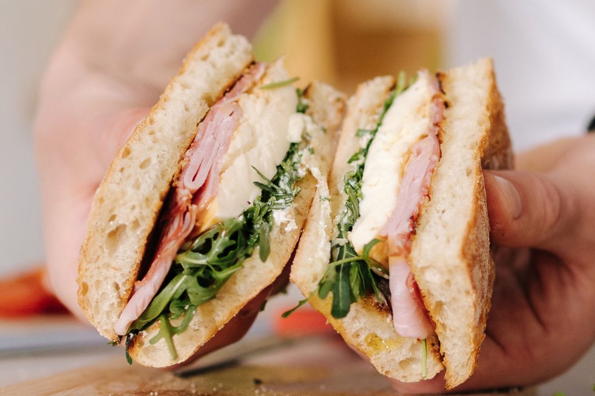 Jedzona solo jest niesmaczna, ale to hit do kanapek i pizzy. Ma cenną witaminę K i wspomaga trawienie