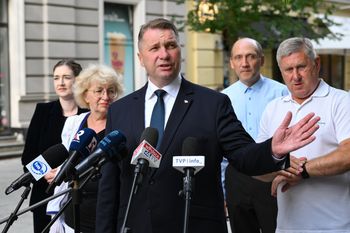Czarnek reaguje na tekst WP. Uderza w Rasia