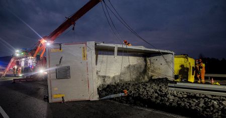 Węgiel na jezdni. Na A4 przewróciła się ciężarówka
