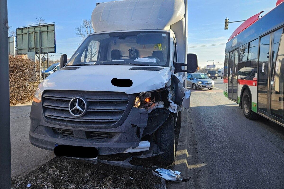 Dostawczy mercedes uderzył w tył seata na a. Tysiąclecia w Lublinie