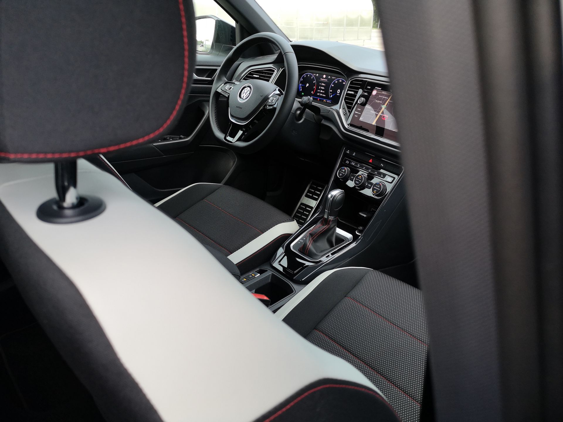 Volkswagen T-Roc: System audio Beats i asystent wyjazdu z miejsca parkingowego 22