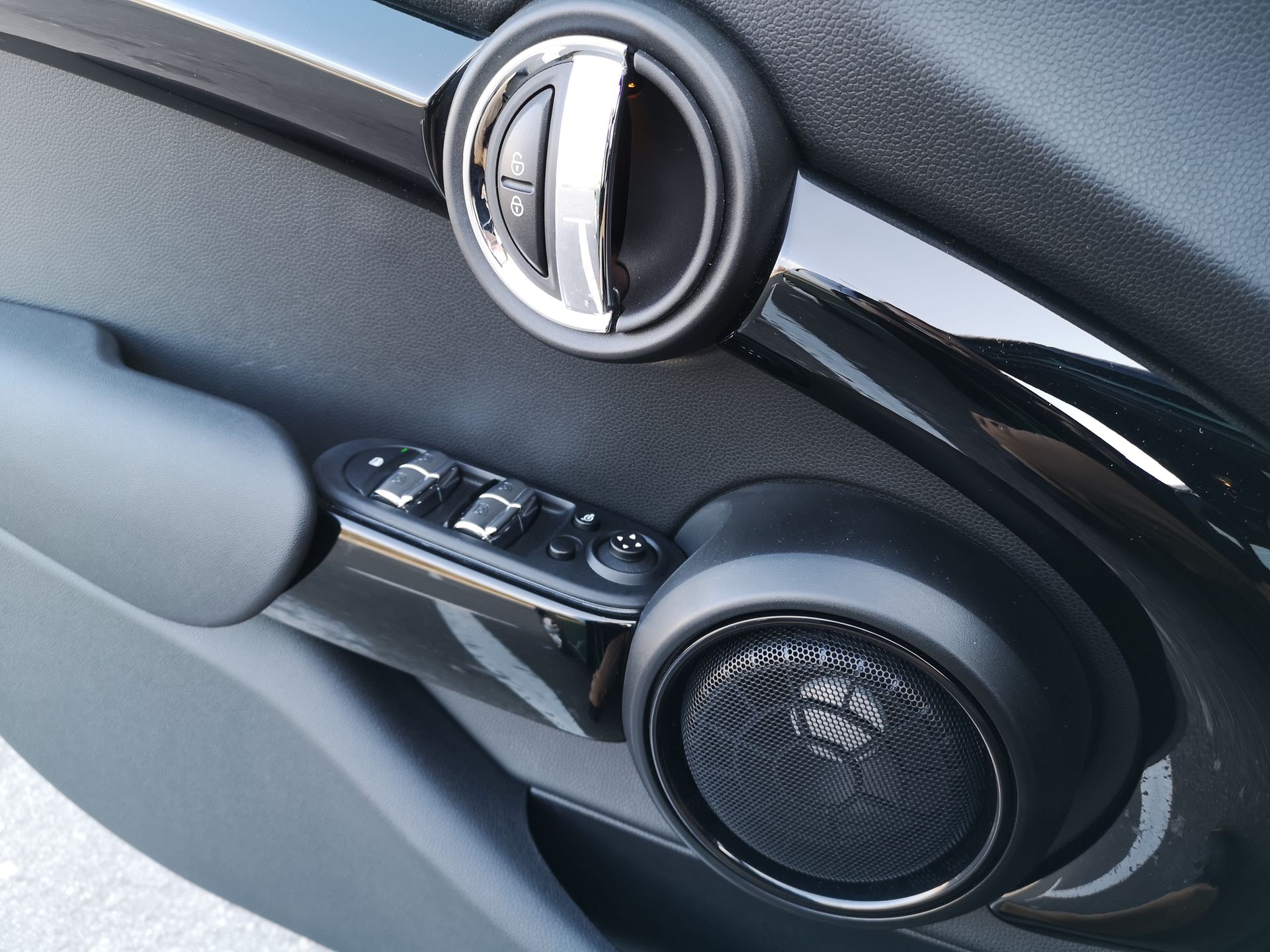 MINI Cooper S: aplikacja MINI Connected, obsługa systemu oraz audio Harman Kardon 20