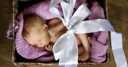 Baby box, czyli „becikowe” w fińskim wydaniu. Co znajduje się w niezbędniku dla noworodka i jego rodziców?