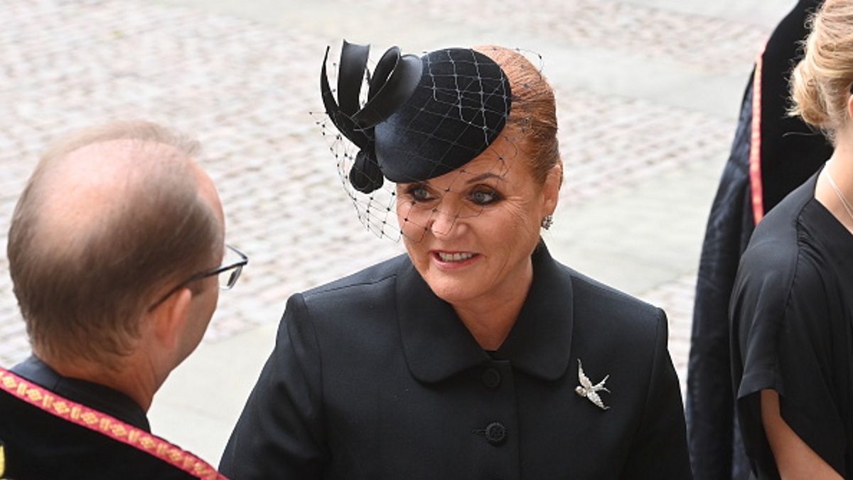 Sarah Ferguson jest byłą żoną księcia Andrzeja, średniego syna nieżyjącej królowej Elżbiety
