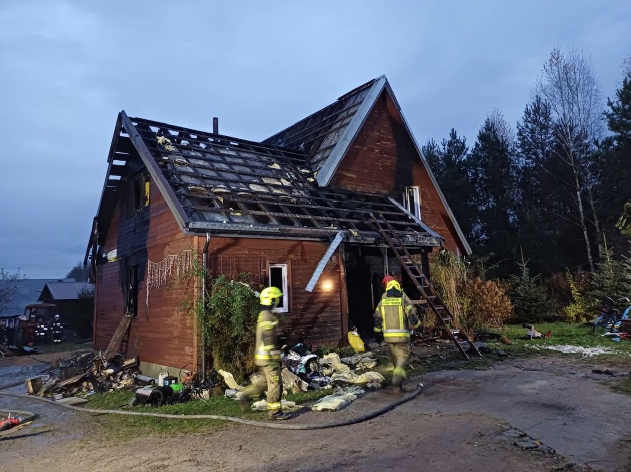 Pożar domu w Podlaskiem. Wyjazd do dziadków uratował im życie