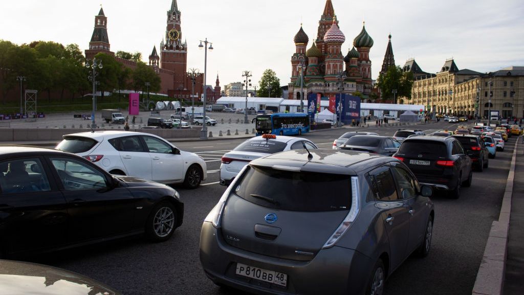 Na pozór życie Rosjan nie różni się od tego sprzed wojny, ale coraz więcej osób zauważa już skutki sankcji