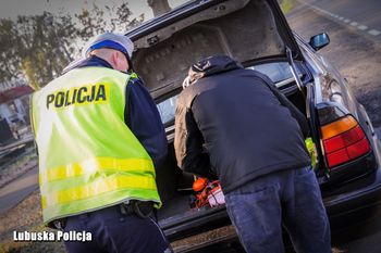"Proszę otworzyć bagażnik". Czy policjant może sprawdzić auto?