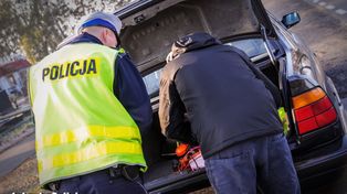 "Proszę otworzyć bagażnik". Czy policjant może sprawdzić auto?