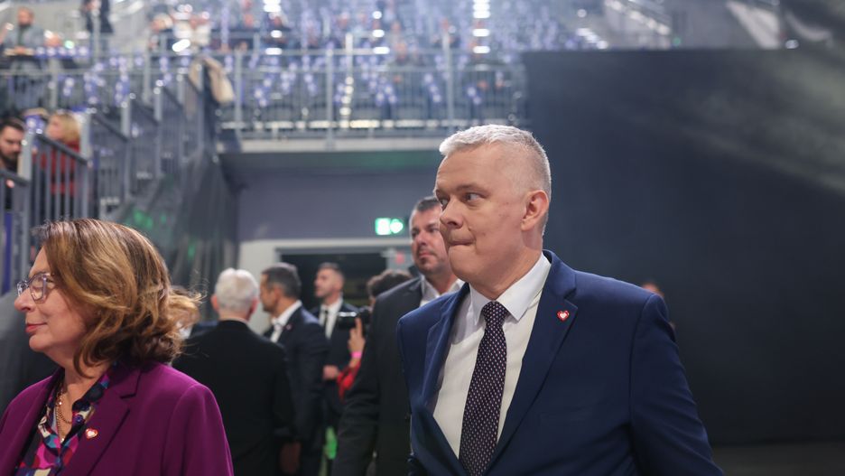 Gliwice, 07.12.2024. Szef MSWiA Tomasz Siemoniak (C) oraz marszałkini Senatu Małgorzata Kidawa-Błońska (L) podczas konwencji kandydata Koalicji Obywatelskiej w wyborach prezydenckich, prezydenta stolicy Rafała Trzaskowskiego, inaugurującej prekampanię wyborczą, 7 bm. w PreZero Arenie w Gliwicach. (amb) PAP/Michał Meissner