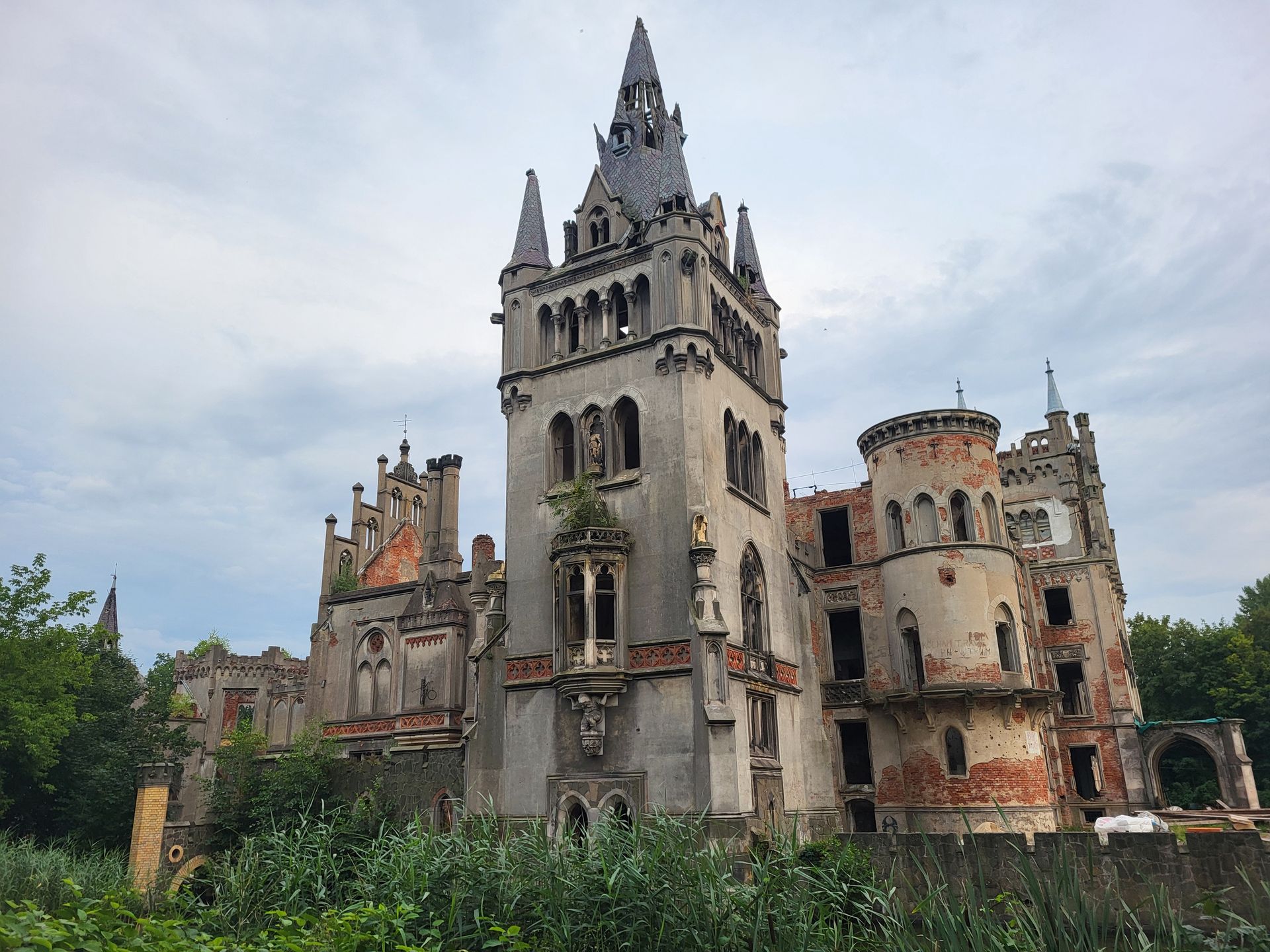 Pałac w Kopicach przetrwał II wojnę światową. Został podpalony p