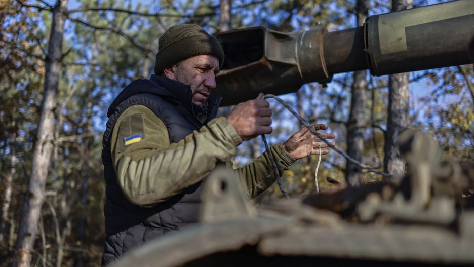 Russian invasion of Ukraine
epa10273476 A Ukrainan soldier works on a self-propelled gun 2S3 in northern Kherson region, Ukraine, 29 October 2022. Russian troops on 24 February entered Ukrainian territory, starting a conflict that has provoked destruction and a humanitarian crisis.  EPA/HANNIBAL HANSCHKE 
Dostawca: PAP/EPA.
HANNIBAL HANSCHKE