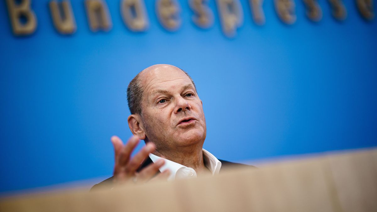 German Chancellor Olaf Scholz gestures during a press conference at the Federal Press Conference (Bundespressekonferenz) in Berlin, Germany, 11 August 2022. The traditional media briefing, about current topics in domestic and foreign policy, usually takes place during summer time. EPA/CLEMENS BILAN Dostawca: PAP/EPA.