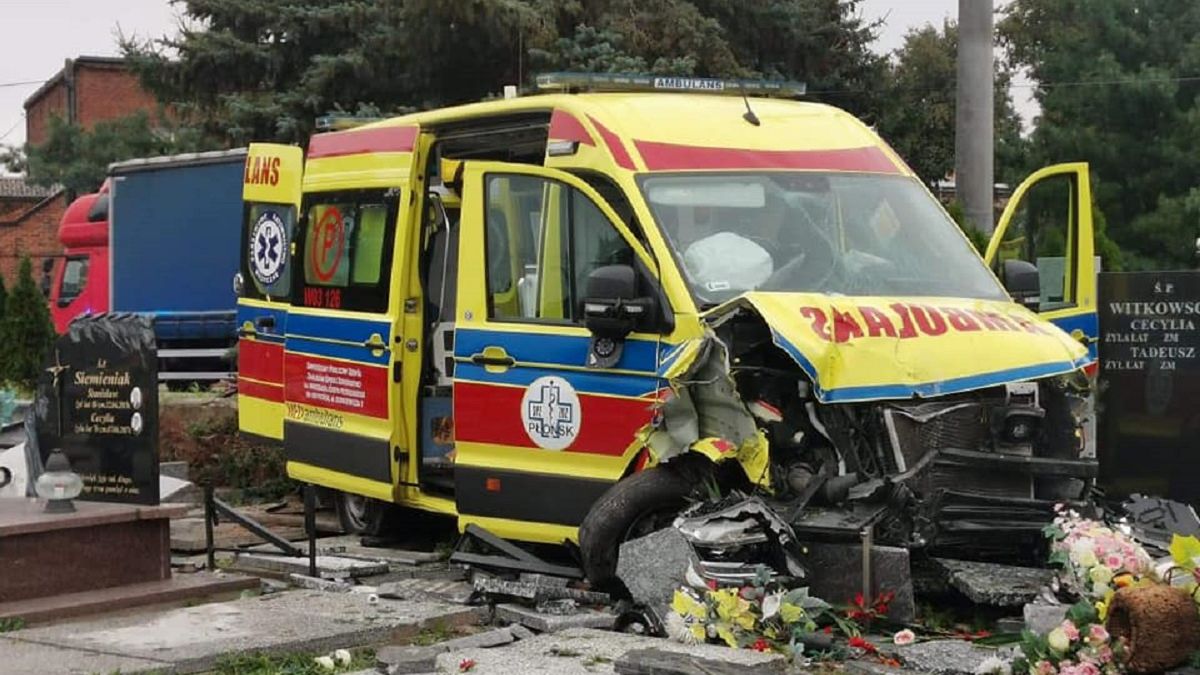 Karetka wjechała w cmentarz 