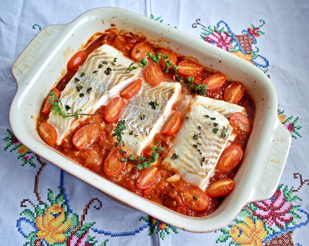 Dorsz pieczony w pomidorach. Smakuje jeszcze lepiej niż z patelni