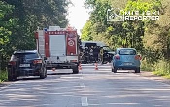 Czołowe zderzenie busa z osobówką. Jedna osoba nie żyje, trzy są ranne. Droga jest zablokowana