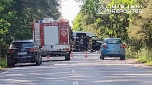 Czołowe zderzenie busa z osobówką. Jedna osoba nie żyje, trzy są ranne. Droga jest zablokowana